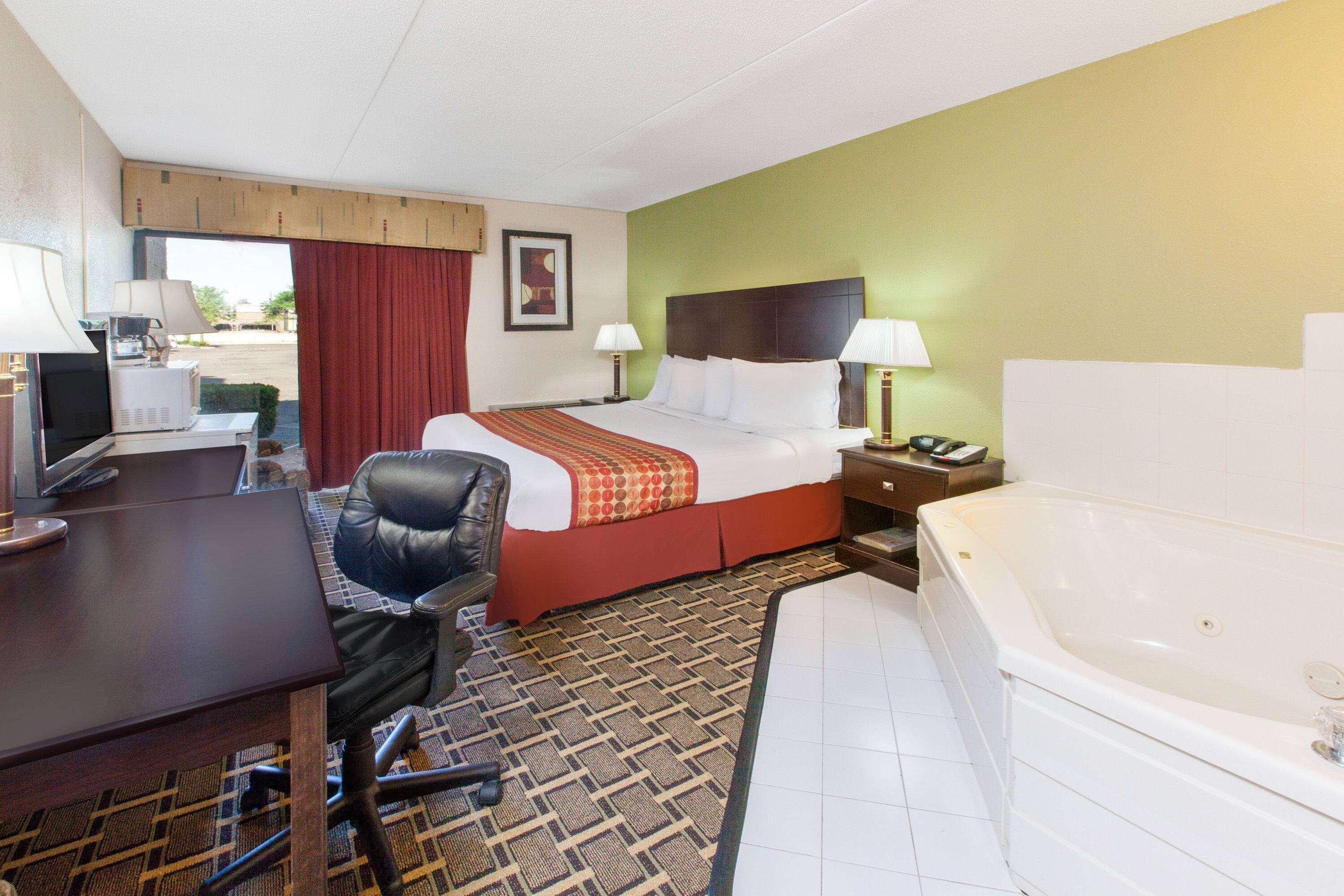 Days Inn & Suites By Wyndham Madison Heights Mi Exteriör bild