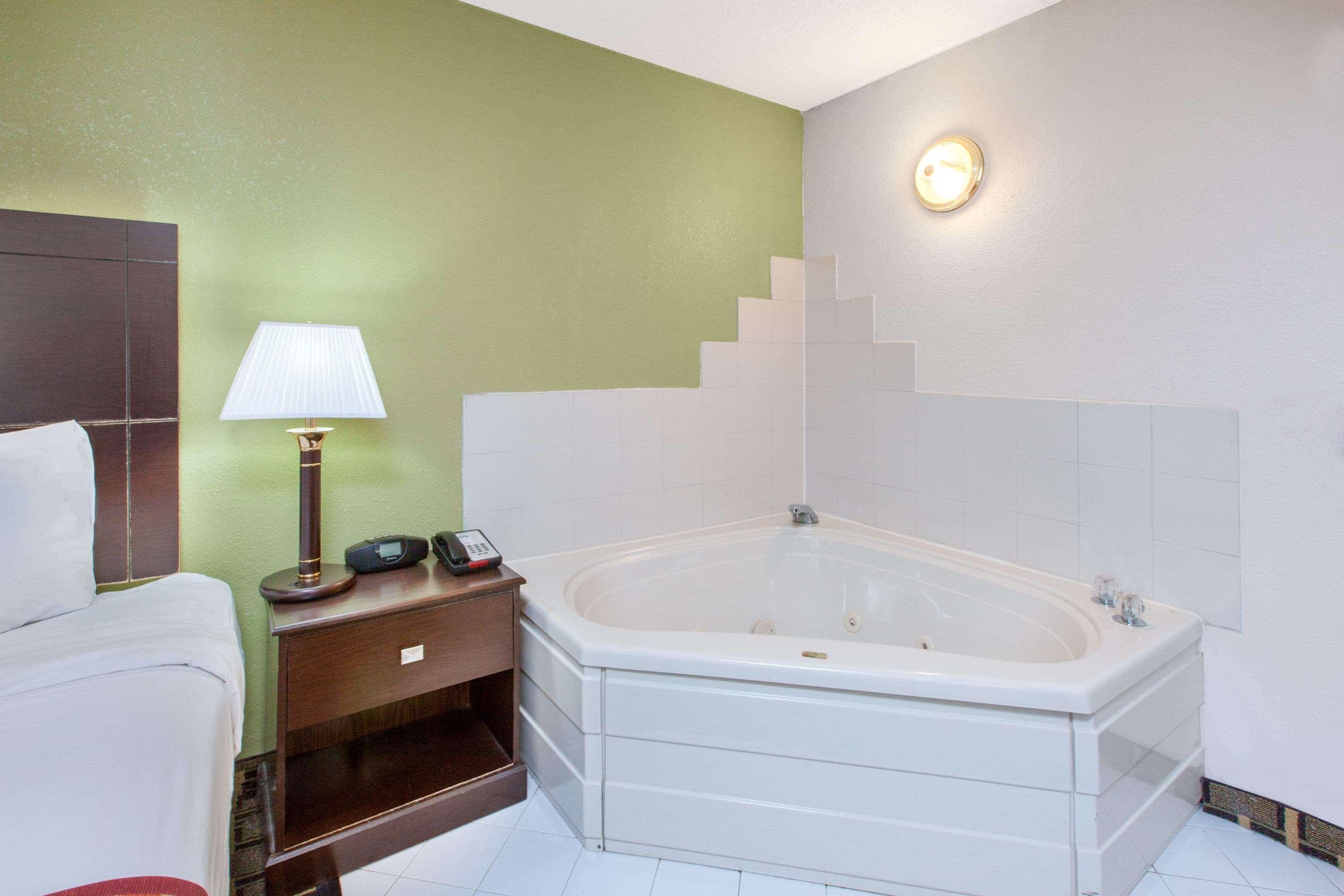 Days Inn & Suites By Wyndham Madison Heights Mi Exteriör bild