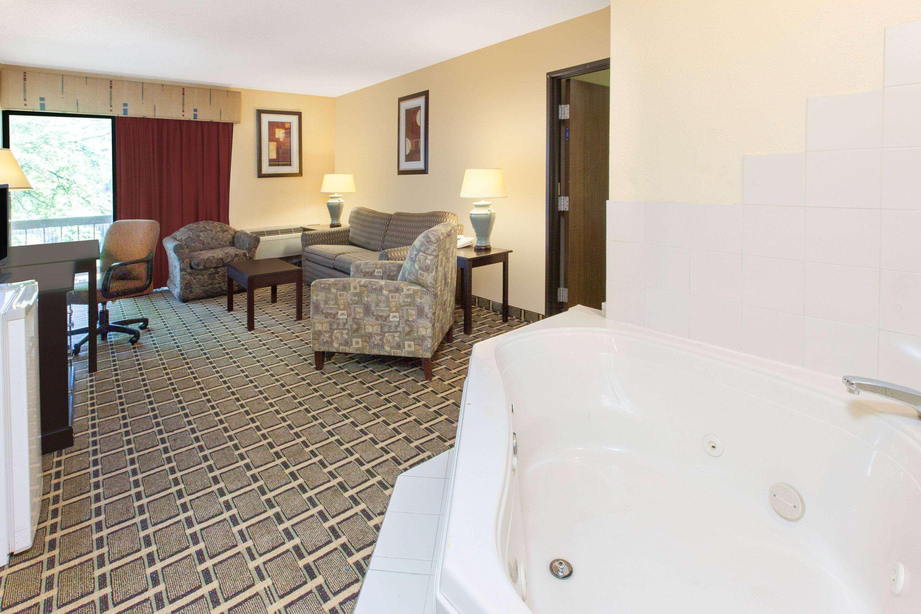 Days Inn & Suites By Wyndham Madison Heights Mi Exteriör bild