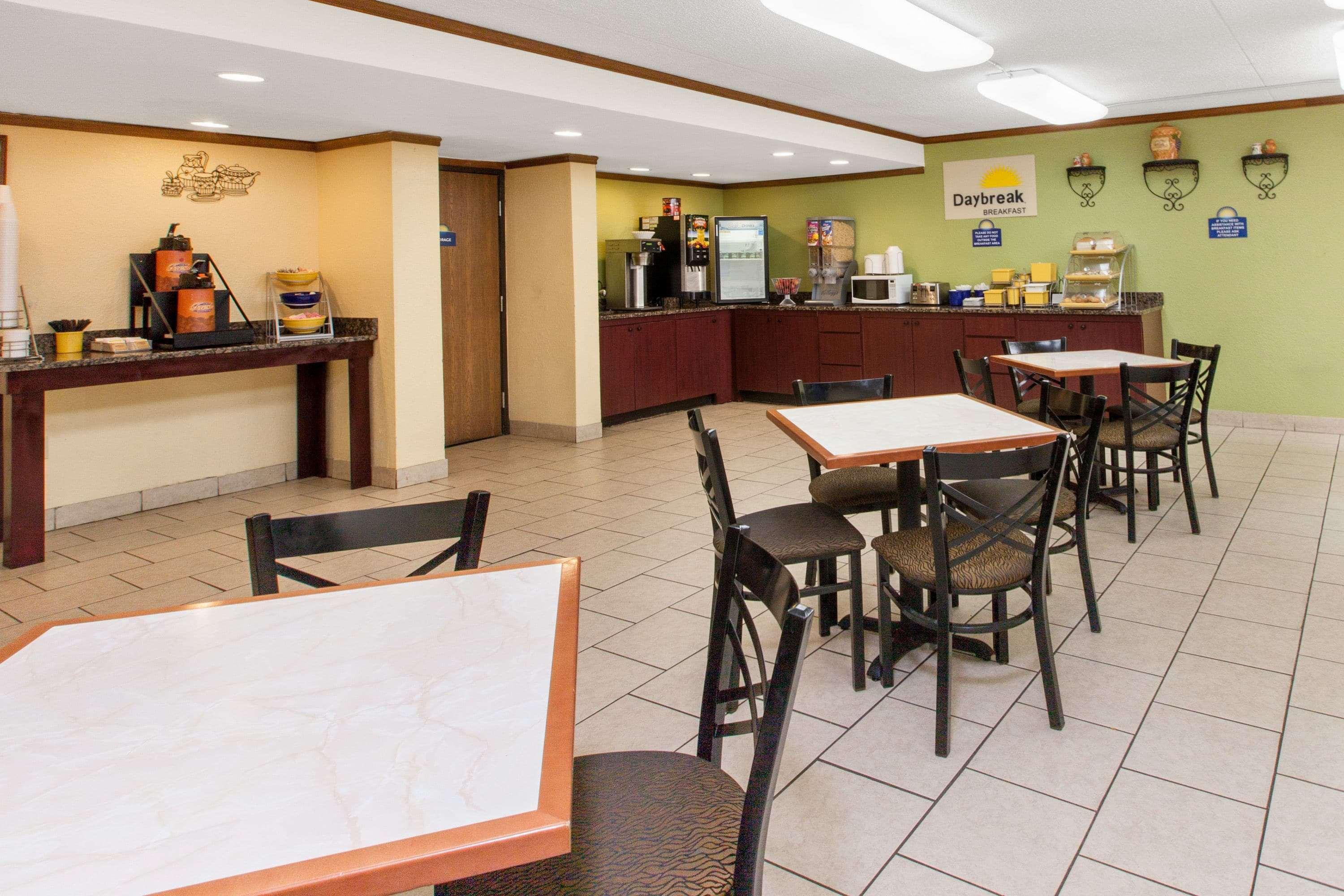 Days Inn & Suites By Wyndham Madison Heights Mi Exteriör bild