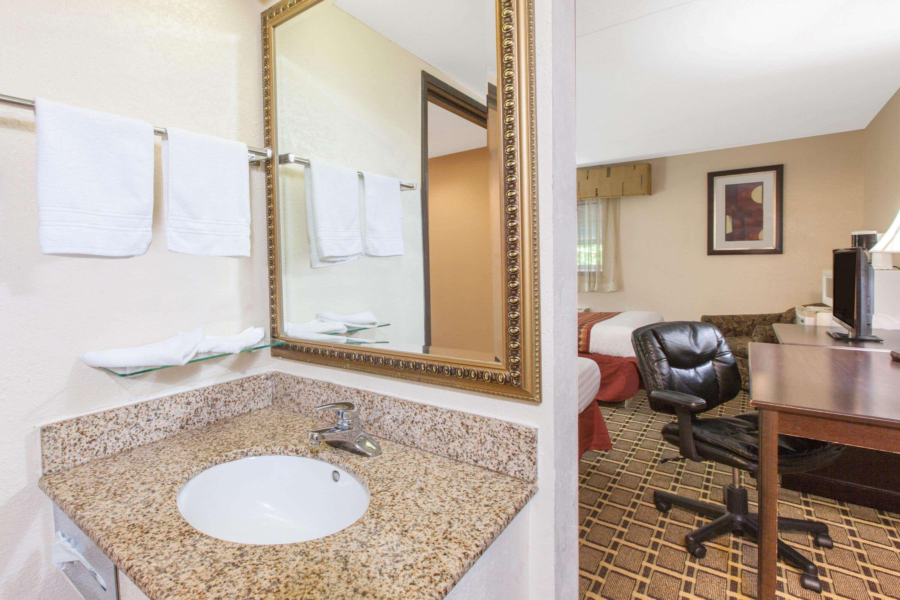 Days Inn & Suites By Wyndham Madison Heights Mi Exteriör bild