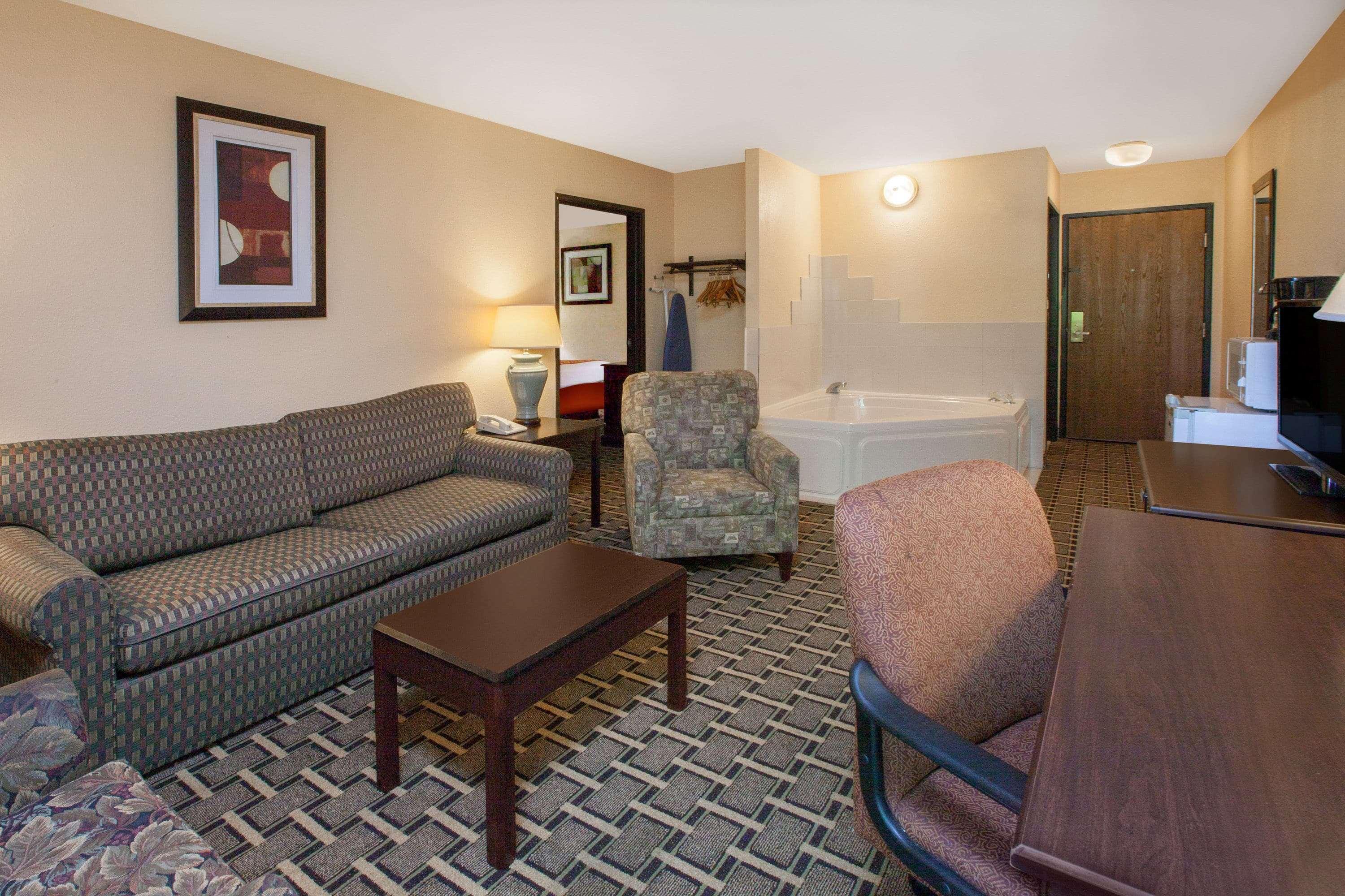 Days Inn & Suites By Wyndham Madison Heights Mi Exteriör bild