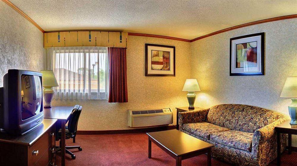 Days Inn & Suites By Wyndham Madison Heights Mi Exteriör bild