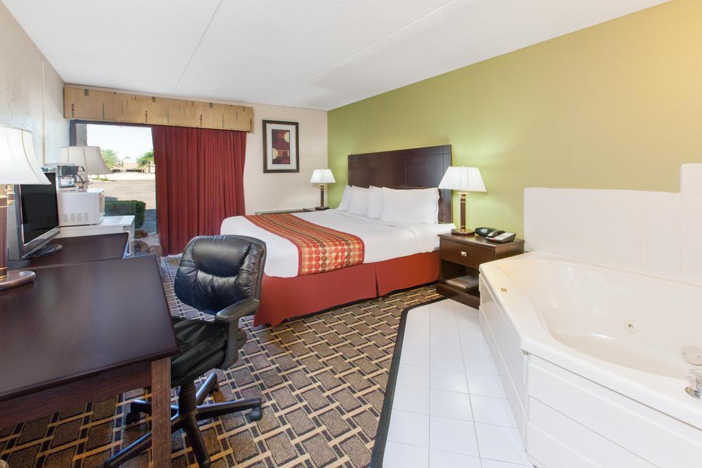 Days Inn & Suites By Wyndham Madison Heights Mi Exteriör bild