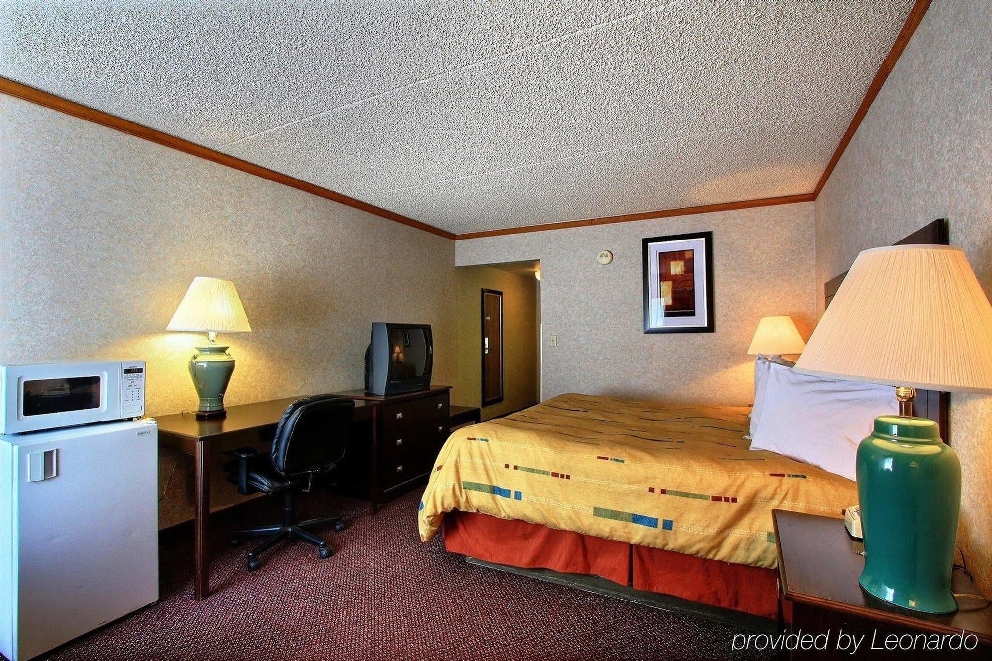 Days Inn & Suites By Wyndham Madison Heights Mi Exteriör bild