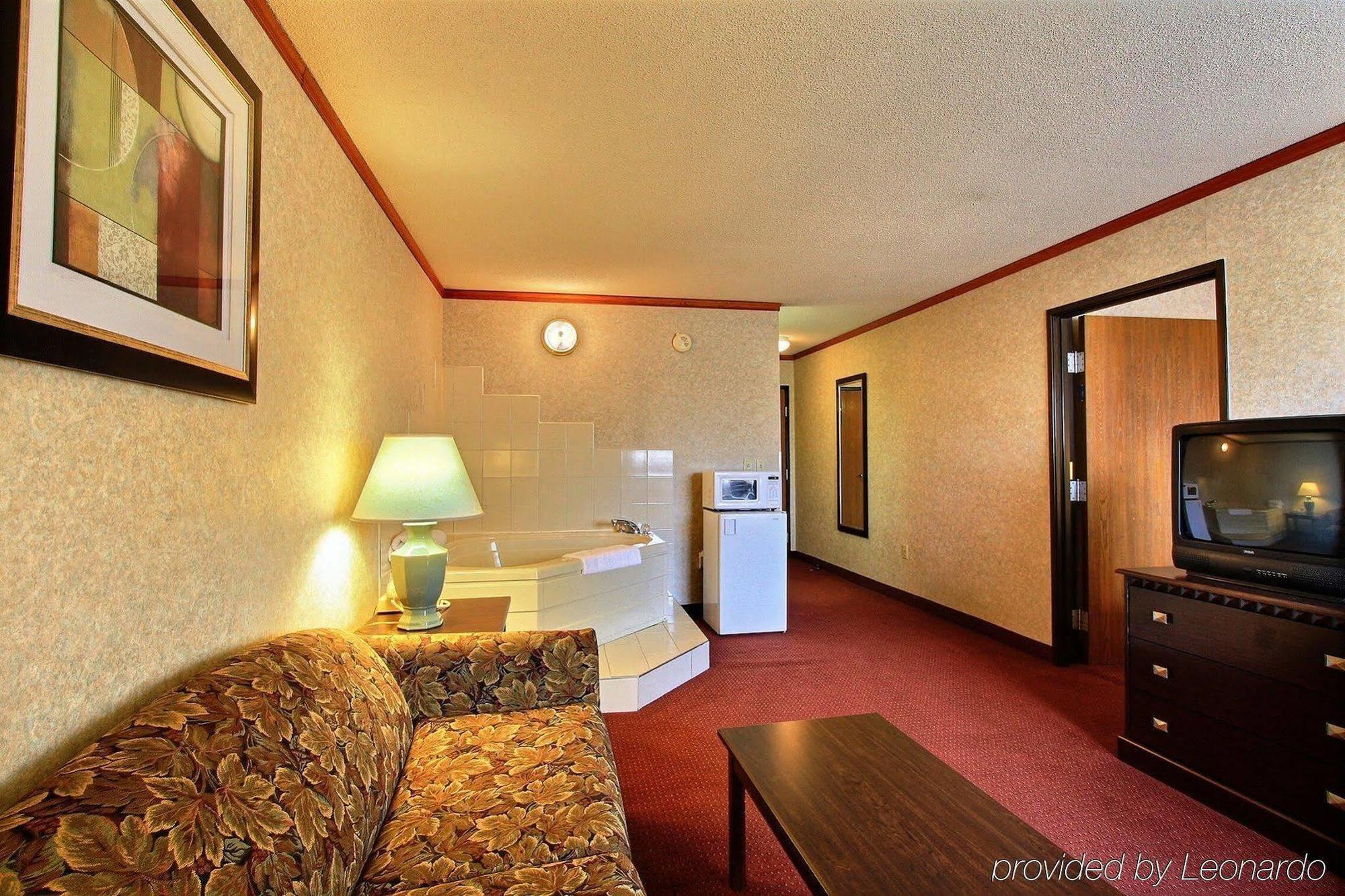 Days Inn & Suites By Wyndham Madison Heights Mi Exteriör bild