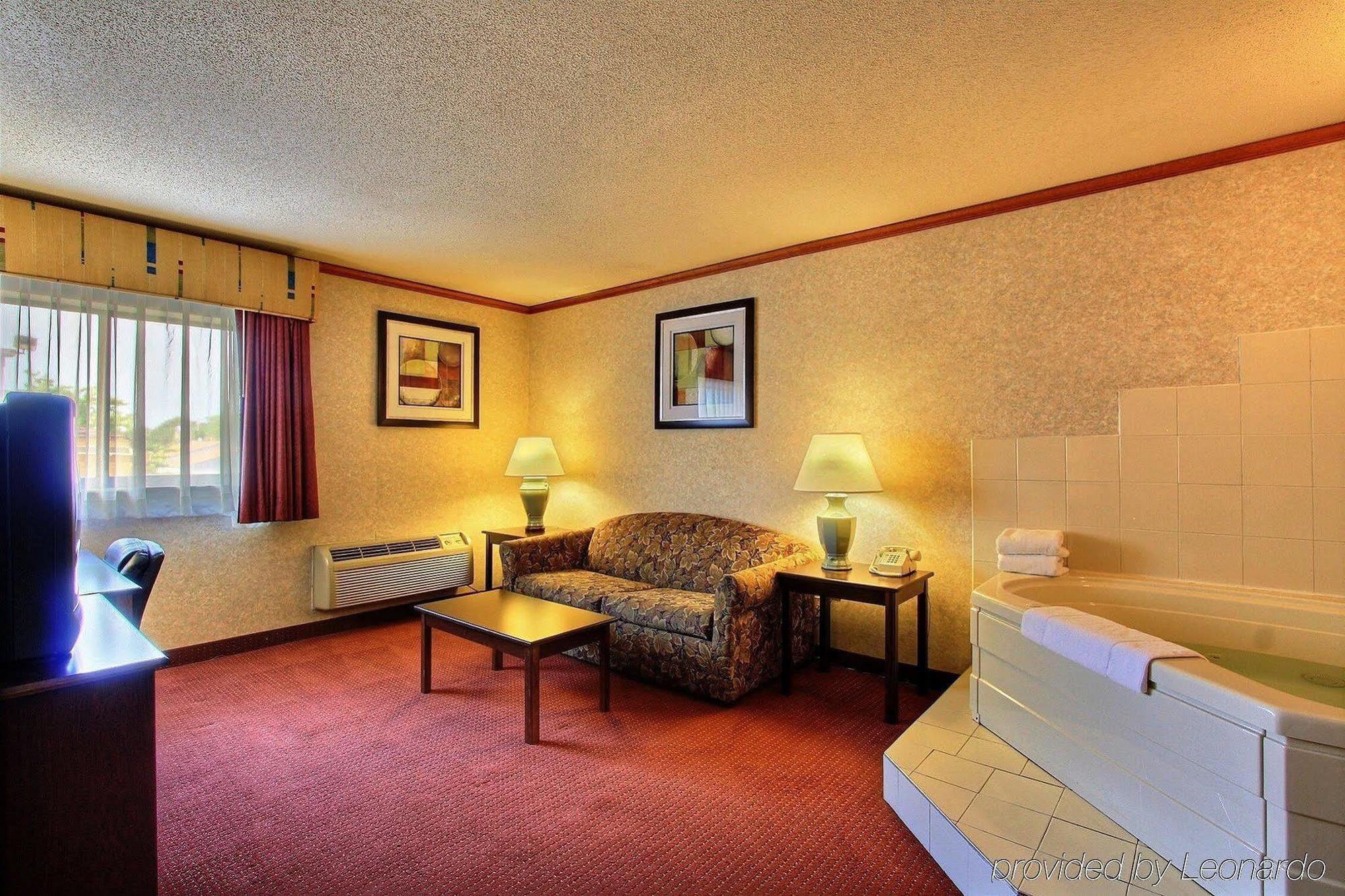 Days Inn & Suites By Wyndham Madison Heights Mi Exteriör bild